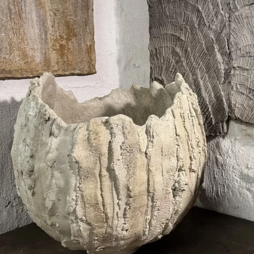 SCULPTURAL, 2025 
L 50 cm x H 42 cm x W 42 cm 
Concrete (ceramic/stoneware, unspecified) 
Price upon request